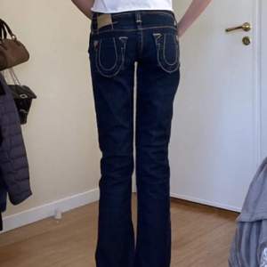  jeans från true religion. Innerbenslängd 86/87 och midjemått 36x2 (strl 27).  Lånade bilder 