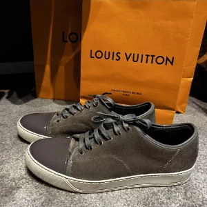 Lanvins - Tja! Säljer dessa feta lanvins i den sällsynta färgen grå! Skicket är väldigt fint och de är knappt använda. Sulan är endast lite smutsig. Box medföljer! Hör av dig vid frågor! 