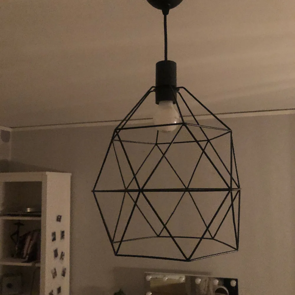 Har fått en ny lampa och säljer denna. En stilren design som passar hos alla! Den är köpt på Ikea-299kr original pris. Men lampan tillkommer lampsladd och allt moteringsmaterial. . Accessoarer.
