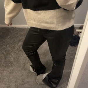 Byxor - Säljer ett par fina byxor som jag fick i julklapp men intr säker på om jag är i nöd av dem. Kvittot borta och dörför säljs. Helt nya! Strl S