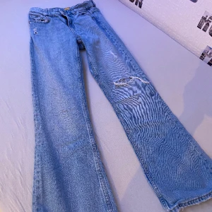 Gina jeans  - Säljer mina jeans från Gina Tricot pågrund av liten användning. Nypris 350 kr och jeansen är väldigt lite använda och är i jättebra skick