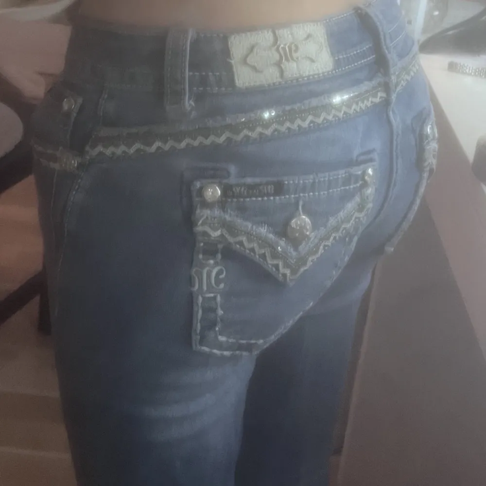 Bootcut miss me jeans som är lågmidjade. Jätte snygga med fina detaljer🤩 midjemått är 38 cm och innerbenslängden 82 cm. Ber om ursäkt för suddiga bilder men min kamera är sönder ❤️‍🔥. Jeans & Byxor.