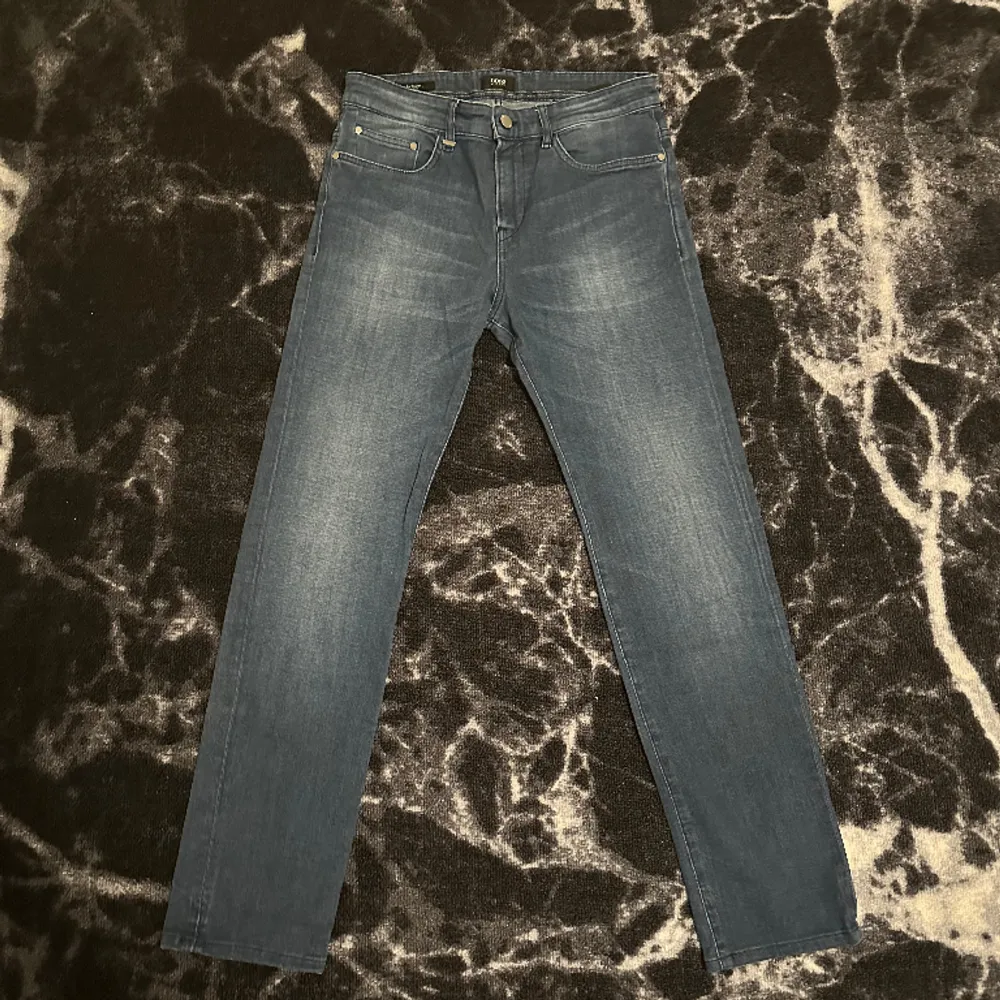 Säljer OANVÄNDA Hugo Boss jeans. Önskas fler bilder eller har du funderingar, tveka inte att kontakta mig!  , Storlek: W29 L34 , Nypris: 1,499kr. Jeans & Byxor.