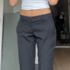 Kostymbyxor - Säljer dessa sjukt snygga kostymbyxor från bikbok då de har blivit för små för mig, kom privat för fler bilder!💓