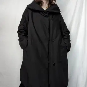 Knälång puffer coat i en intressant silhuett