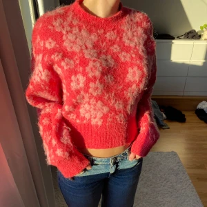 stickad rosa blommig tröja - Stickad rosa blommig tröja från Zara i storlek S! 💓