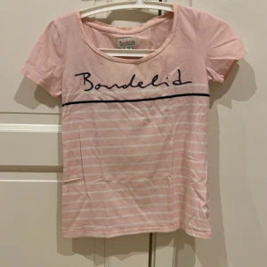 Fin Rosa T-shirt  - Fin rosa T-shirt med vita ränder från Bondelid. 100% bomull.