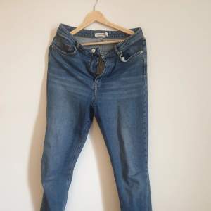Carin Wester jeans. Blåa, högmidjade och lite lösa. Ganska vida ben. S/M.