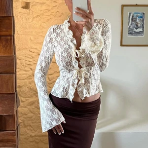 Venderbys topp - Säljer denna topp från Venderbys som jag köpt på Plick. Den är cremevit och är i storlek XS/S. Lånade bilder från deras hemsida 🤍