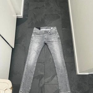 DONDUP jeans - Tja säljer mina Dondup George som är i väldigt bra kvalitet  sitter som 31  har du frågar är de ba att skriva!