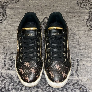 Guess sneakers - Knappt använda nypris 3000kr