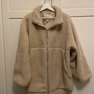 Oversized Teddy jacka - Är storlek S men mycket oversized, mer som en L. Sparsamt använd jacka från Carin Wester 💞