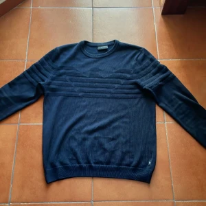 Emporio Armani  - Tja, säljer en as fet Armani tröja.  Använd ett fåtal gånger. Säljer på grund av att jag inte vill ha den längre för att den inte kommit till användning nå mer.  Hör av er vid frågor eller mer bilder😁