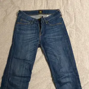 1 st mörkblåa Lee jeans. Säljer pga av att de är för små och det finns inga tecken på användning. Nypris: 999 kr. Skriv för fler bilder.