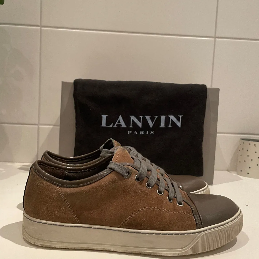 Ett par ljusbruna Lanvin cap toe sneakers i Size 5, vilket motsvarar 40-41. Skorna är i fint skick, hör av dig vid frågor!. Skor.