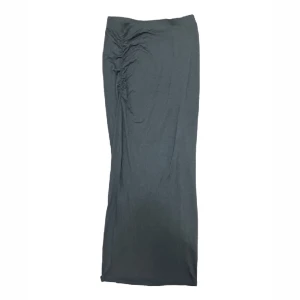 trendig gina tricot långkjol - säljer denna asnygga långkjolen från gina tricot med scrunch. den har använts sparsamt. om du har frägor så är det bara att kontakta mig!