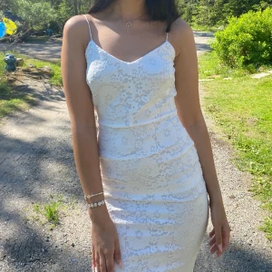 Studentklänning  - Studentklänning från bubbleroom endast använd en gång. Stretchigt material så passar Xs/S❤️Pris går att diskutera vid snabb affär