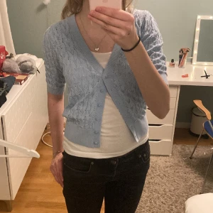 Ljusblå kofta - Säljer denna super söta ljusblåa koftan då den inte har kommit till användning. Den har inga defekter och är knappt använd. Priset kan diskuteras💗