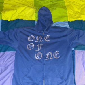 One Of One hoodie (Rhinestone) - One Of One Zip up Hoodie. Bra skick!  Storlek L OBS! Har tappat en rhinestone! ( se bild 2 )