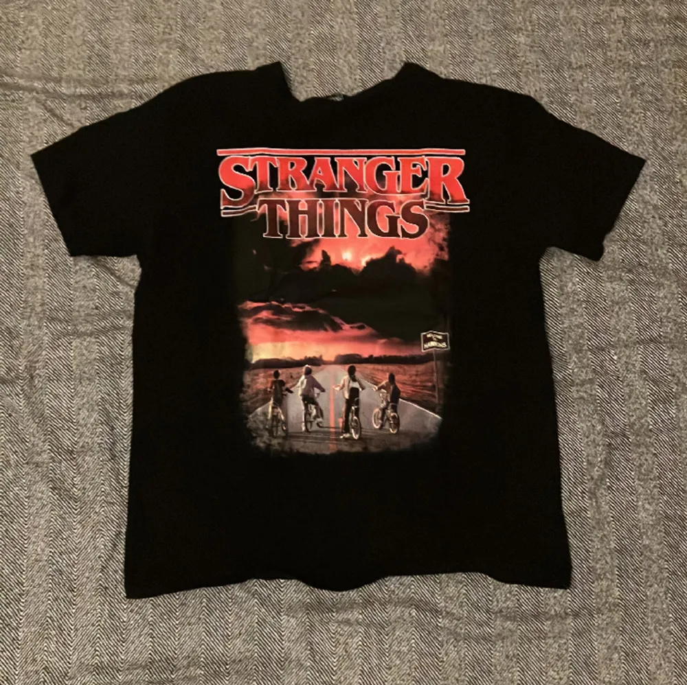 Stranger Things tröja från New Yorker i storlek small. Tröjan är lite baggy och har Inge defekter.. T-shirts.