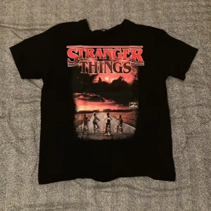 Stranger Things Tröja - Stranger Things tröja från New Yorker i storlek small. Tröjan är lite baggy och har Inge defekter.