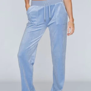 Superfina juicy byxor! - Säljer mina fina juicy byxor i ljusblå stl M! Tyvärr passar dem inte mig så därför jag säljer. Dem är i helt nyskick, knappt använda alls💙