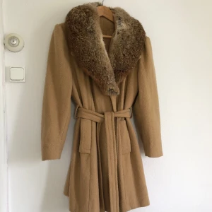 Vintage coat med pälskrage - Köpt i en vintage butik i LA. Wool/fur collar. Storlek XS/S. 