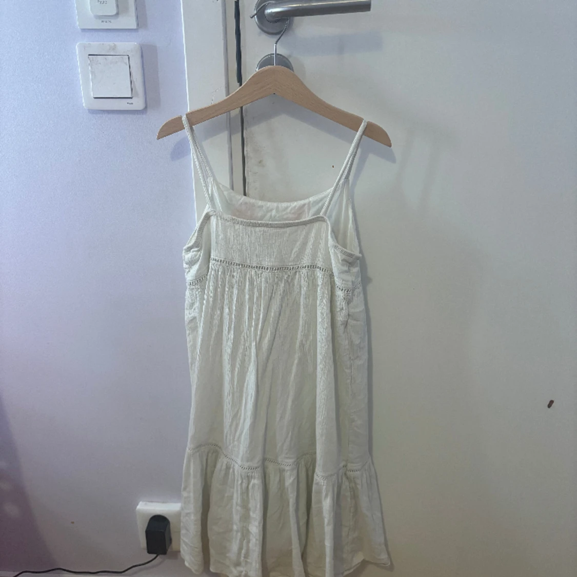 Vit blommig klänning - 90