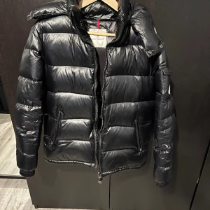 Moncler maya size 2  (S/M) - Säljer min moncler maya då jag inte har användning för den längre använd ett par gånger men inga skador eller fläckar, skicka meddelande för mer info!