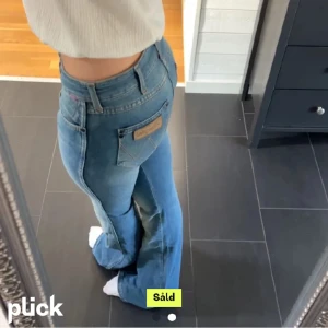 jeans - Lånade bilder!! köpte dessa wrangler jeans på plick men då dom inte passar mig så säljet jag vidare. dom är i super bra skick och något långa för mig som är 163. hör av er för fler bilder💞