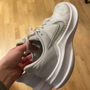 Nike sko 40 - Skor från Nike i storlek 40. Endast använda inomhus. Inga hål i skorna, dem har ej använts särskilt mycket. 