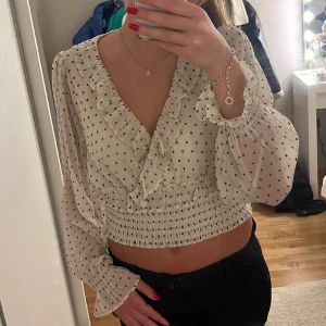 Blus - En jätte fin blus som bara är använd 1-2 gånger så är som i nyskick💕köpte på bikbok för 1-2 år sen så tror inte den finns kvar