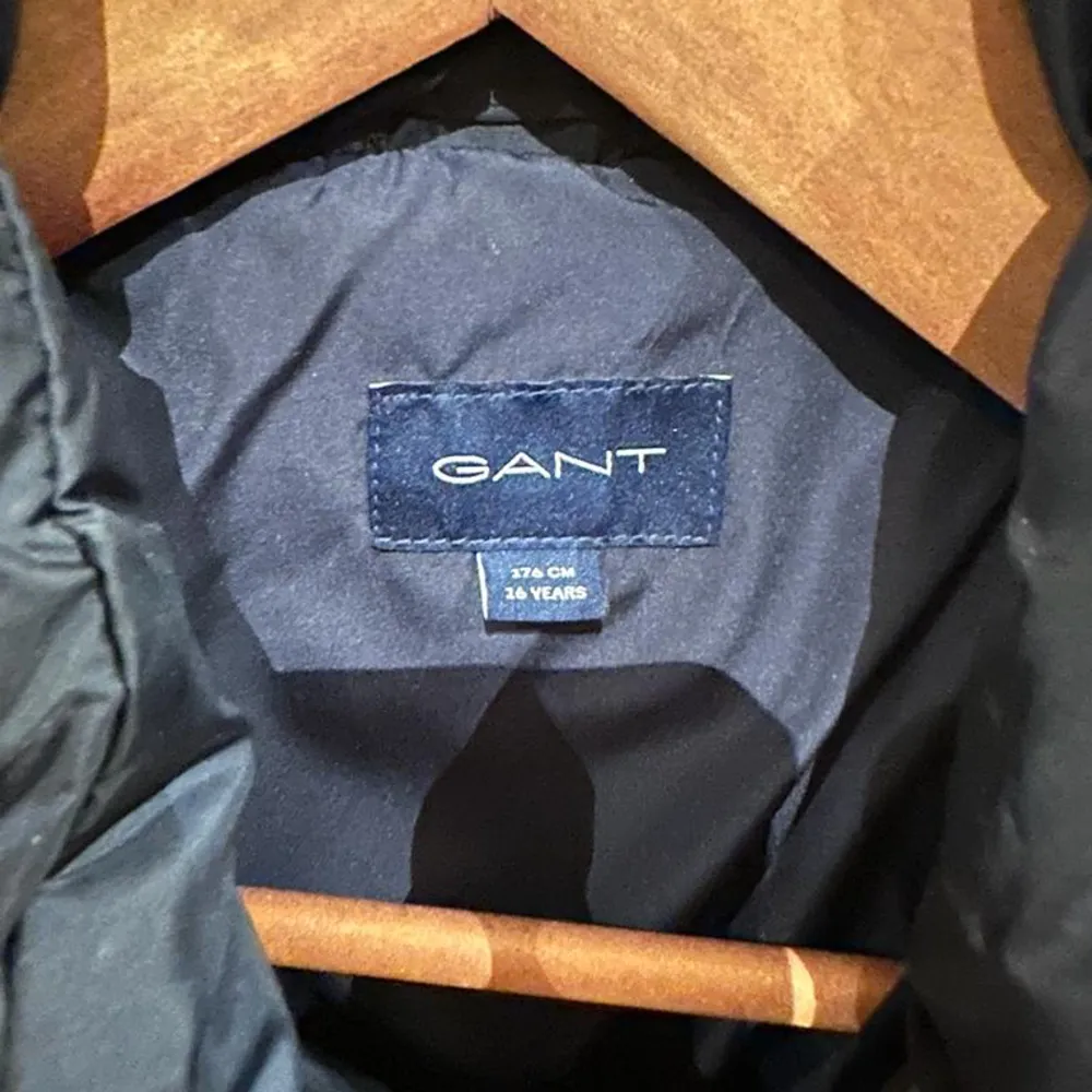 Gant vinterjacka i mörkblått, storlek 176 cm. Jackan är i toppkvalitet och har bara använts i ungefär en månad. Den är både stilfull och varm, perfekt för vintern! Jag köpte jackan för   3000kr . Jackor.