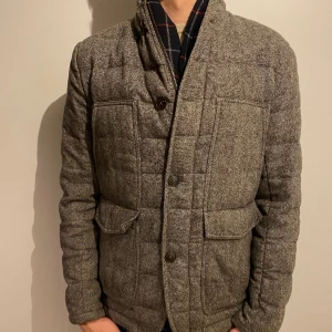 J Lindeberg jacka - Säljer n min feta j Lindeberg jacka. Den är fodrad och perfekt för vintern! Skicket på jackan är 9,5/10. För fler frågor och funderingar är det bara att höra av sig. //IC_RESELL