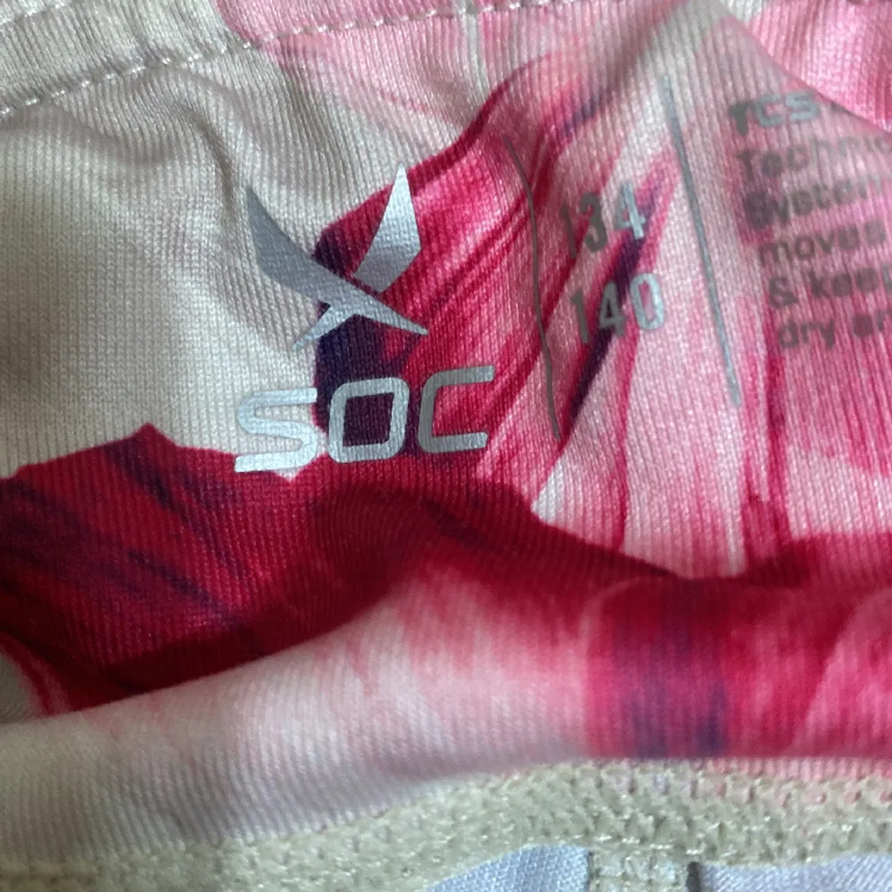 Två tröjor från h&m en i rosa och en i blå  (har aldrig avvänds). Ett par gympa byxor från stadium i stolek (134-140). T-shirts.