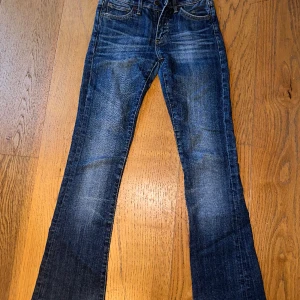 Bootcut jeans low waist - Säljer dessa low waist bootcut jeans från crocker, stl: 23/33, typ en xs/ xxs, nästan oanvända, blivigt för små för mig