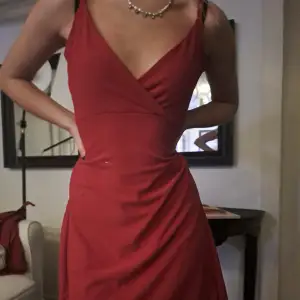 Röd knälång klänning i storlek M som jag har haft lite användning till. Den passar även S.❤️❤️