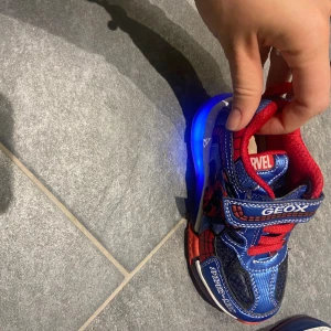 GEOX Marvel Spider-Man sneakers - GEOX Marvel Spider-Man sneakers för barn i storlek 26. De är nya utan prislapp. De är superhäftiga då den lyser när barnet går.   https://www.zalando.se/geox-marvel-spiderman-bayonyc-sneakers-navyroyal-ge114d0g7-k11.html?size=35&allophones=0&wmc=SEM460_NB