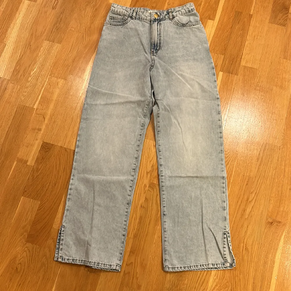 Jeans med liten slits nertill på byxbenen, modell ”Vanja” från Lindex (vida med hög midja), strl 158. Mycket bra skick då dottern växte ur dem. . Farkut & Housut.
