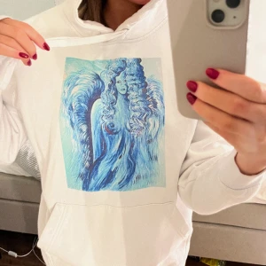 The cool elephant hoodie  - Säljer denna då jag inte använder den längre, använd endast ca 5 gånger, supersjuk o skön. Köptes för 599kr Säljer för 299kr 💙🐘Storlek L men passar som en xs/s/m