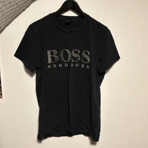 Hugo Boss T-shirt  - Svart Hugo boss T-shirt i storlek M. Snygg t-shirt.