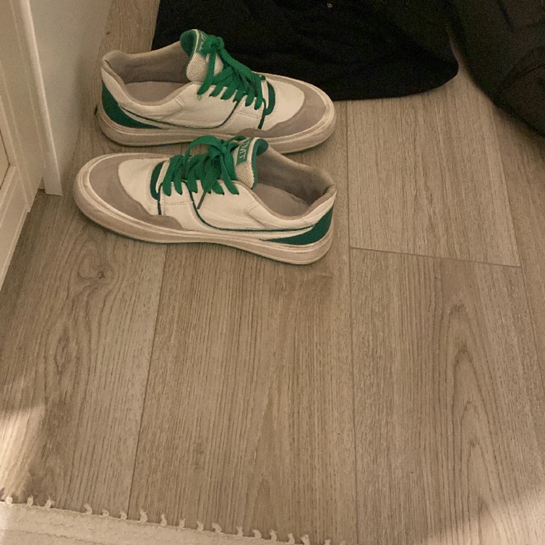 Gröna o vita skor  - 90