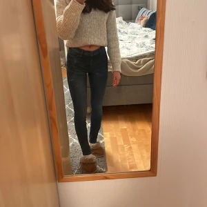 Mörkblåa tajta jeans  - Ett par sköna, mjuka mörkblåa mid waisted jeans med storlek 25 i midjan och längden 30 💙