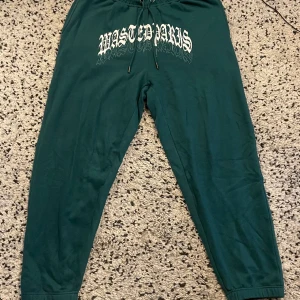 Wasted Paris sweatpants - Wasted Paris Sweatpants i storlek L Med tagg om man vill ha den!🙏Har endast haft på dessa en gång