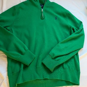 Tröja - Säljer denna ralph lauren tröjan som jag köpte men var för stor. Sjukt bra pris och väldigt fin.💕