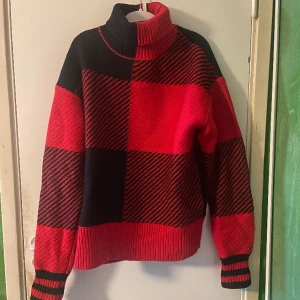 Tommy Hilfiger tjocktröja - Denna Hilfiger-tröja är idealisk för riktigt kalla väderförhållanden. Den är bland de varmaste tröjorna jag ägt. Tyvärr har den blivit för stor. Passar storleken L.