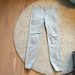 Ljusgrå chinos från Jack & jones. W30 L34. Använda mindre än 5 ggr