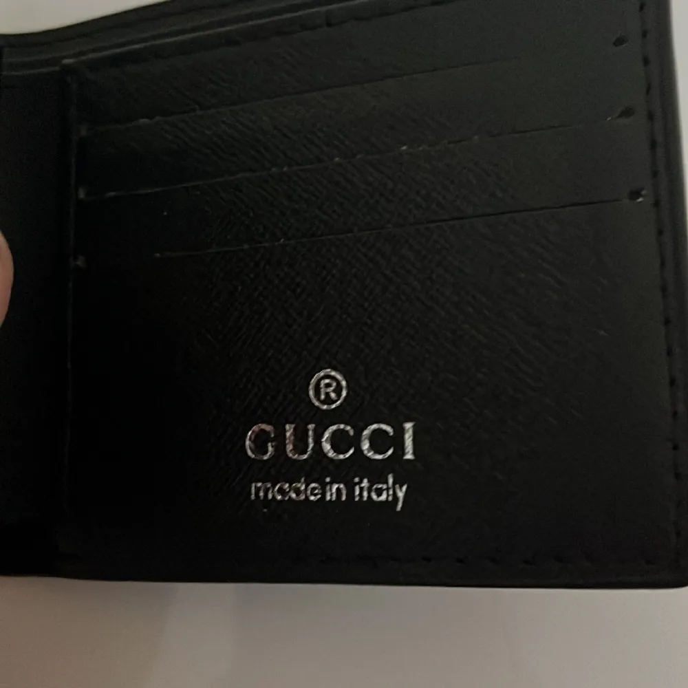 En helt ny Gucci plånbok som är väldigt snygg men inte min typ, kan även tänka mig byta mot något . Accessoarer.
