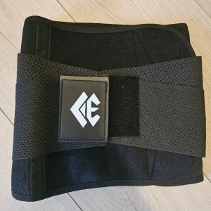 Chongerfei Waist Trainer - Beskrivning: Svart waist trainer Storlek: Medium Skick: Oanvänd. Material:  Nakenkatt finns i hemmet