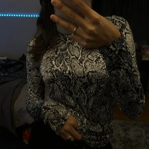 Orm tröja  - Jättefin tröja som ej kommer till andvändning. Storlek 34/36 från Ellos 